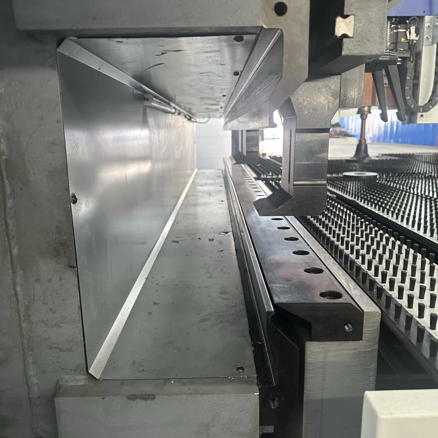 CNC Panel Bender with High Precision and Full Automation